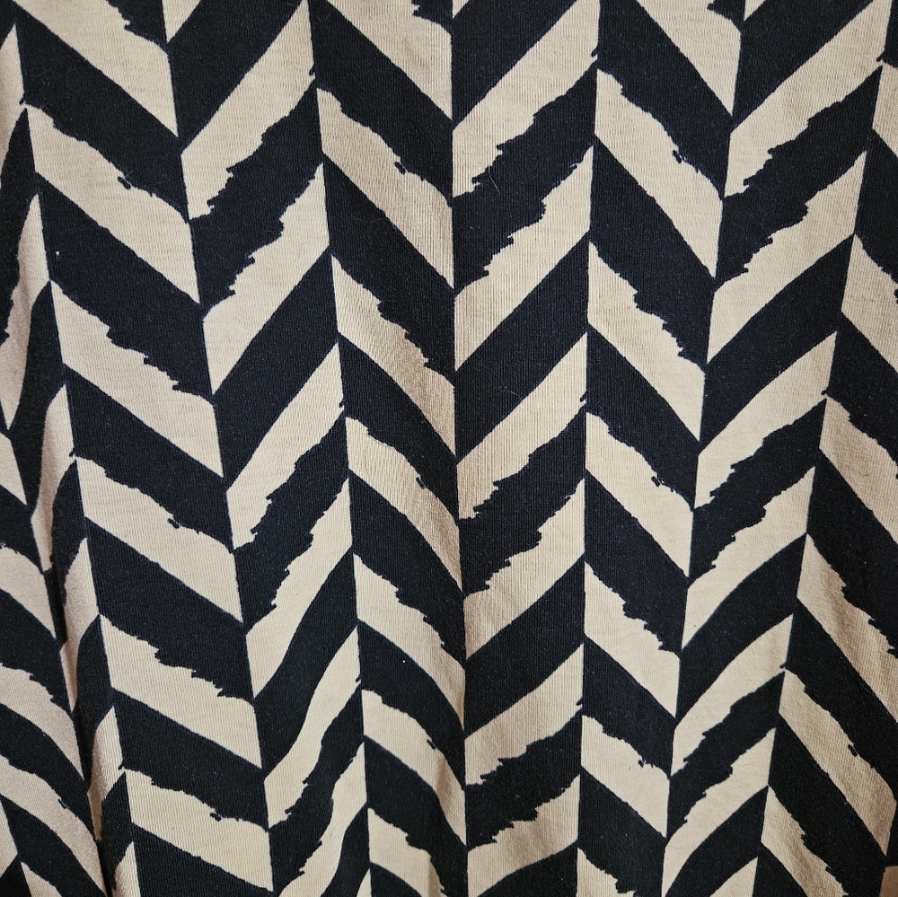 LuLaRoe Classic Tee - Picture 2 of 4